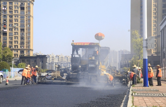 2020年3月20日上午，宜春市高士北路路面改造工程快速推進(jìn)，施工現(xiàn)場(chǎng)一片繁忙景象